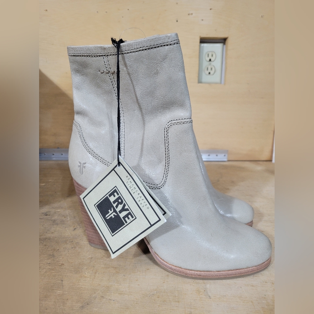 Brand New FRYE Patty Artisan Zip Women's Light Gray Heeled Boots 9.5